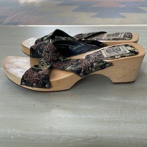 City Snappers wooden sole sandals with cloth straps, size 8